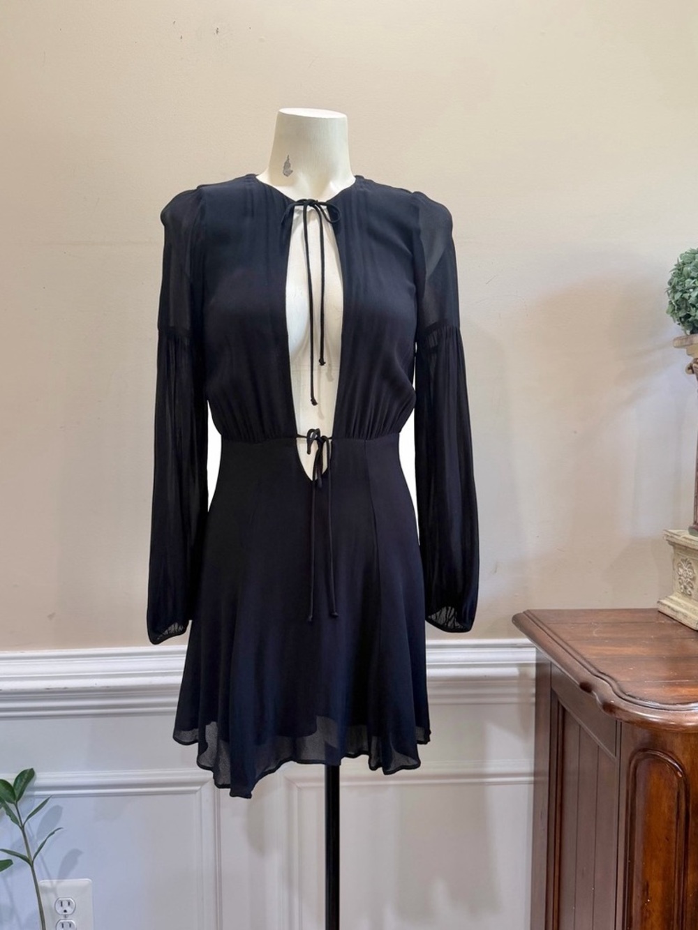 REFORMATION Bella Black Long Sleeve Double Tie Front Lace Up Detail Flirty Sz 6 - Picture 2 of 9